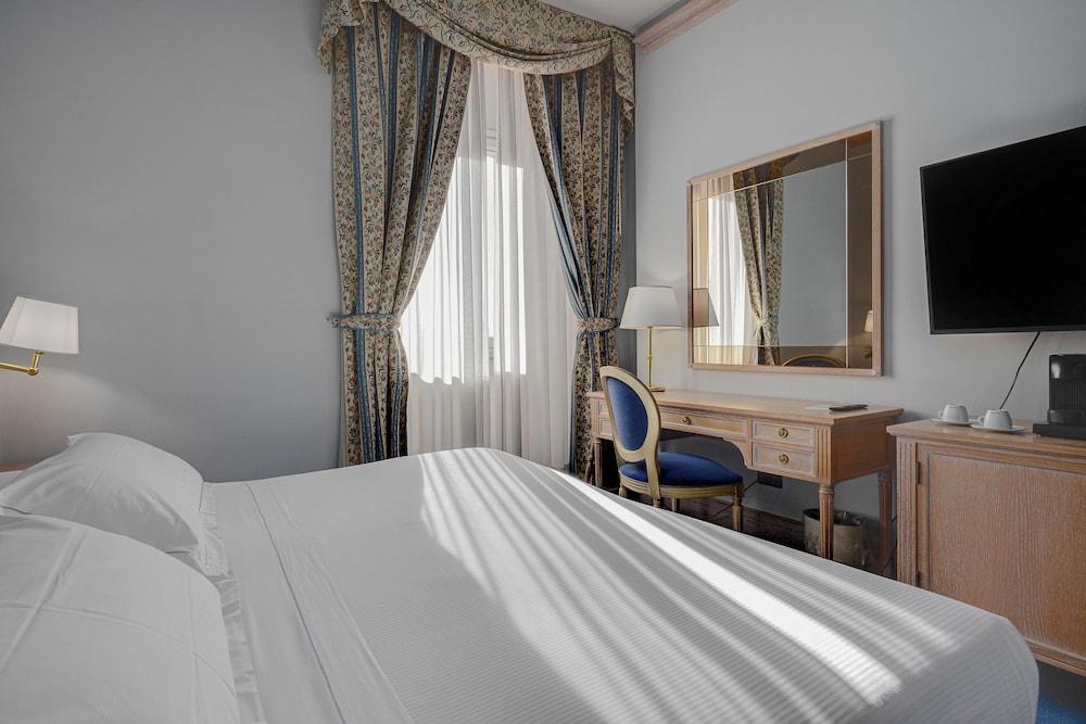 Hotel de La Ville 11/64