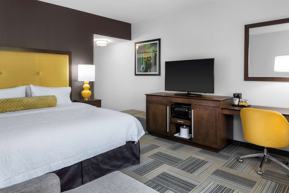 Hampton Inn & Suites Los Angeles/Hollywood 17/52