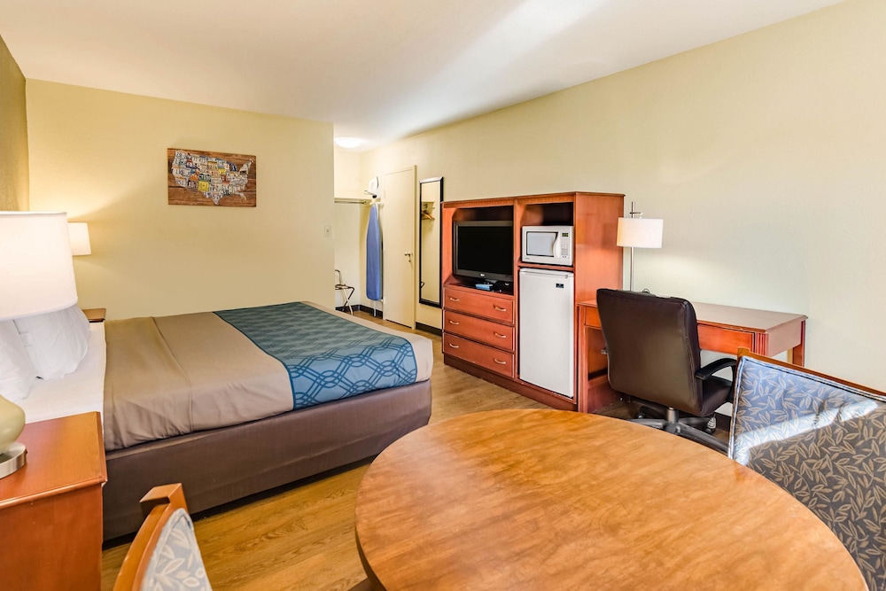 Econo Lodge Lexington Downtown Near I-81 14/29