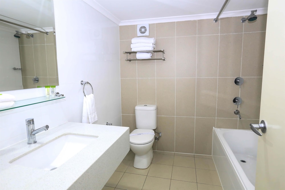 غرفة ديلوكس بسرير كوين وسريرين منفصلين بشرفة، Best Western Casula Motor Inn 2/2