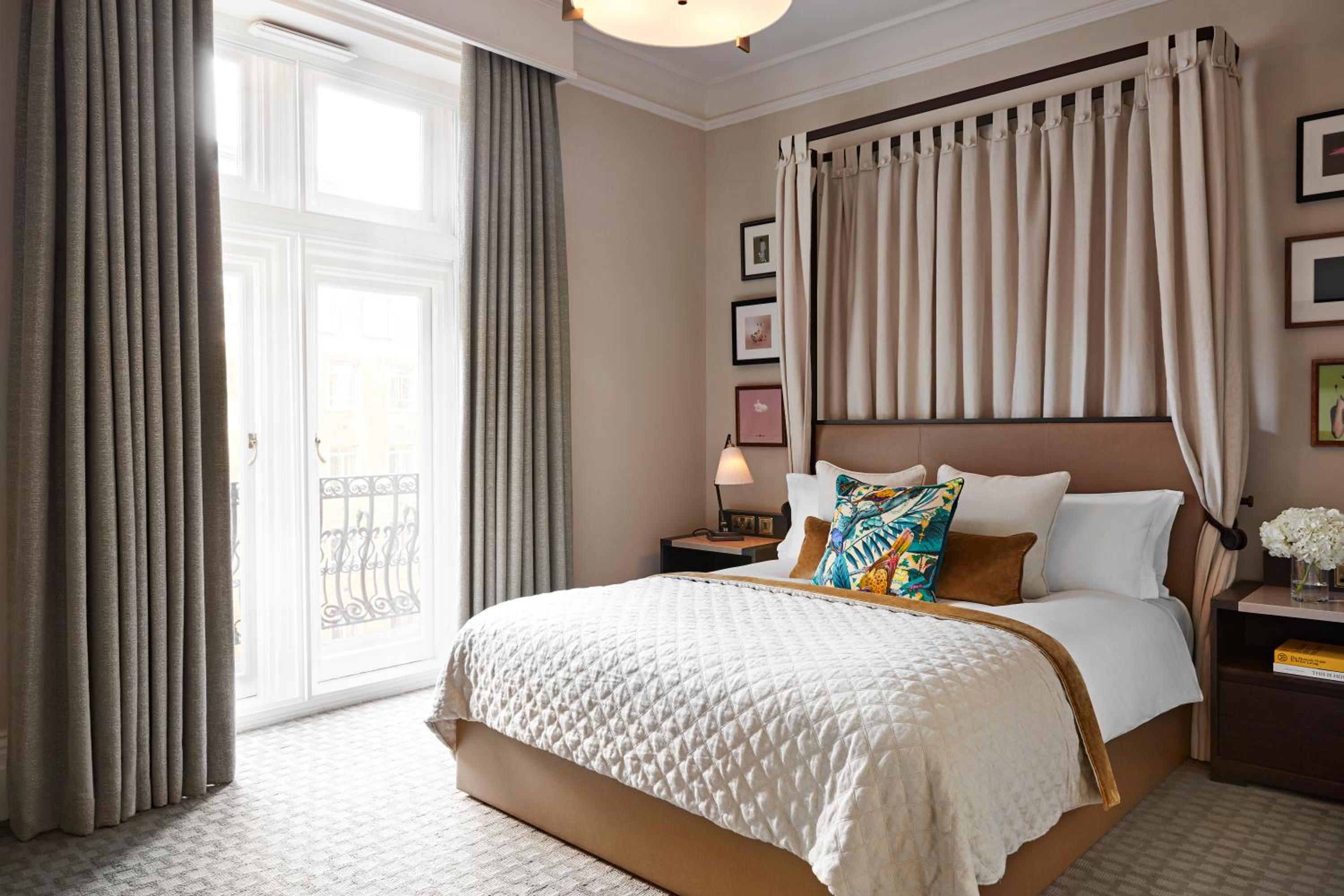 Essential, Queen Bed
