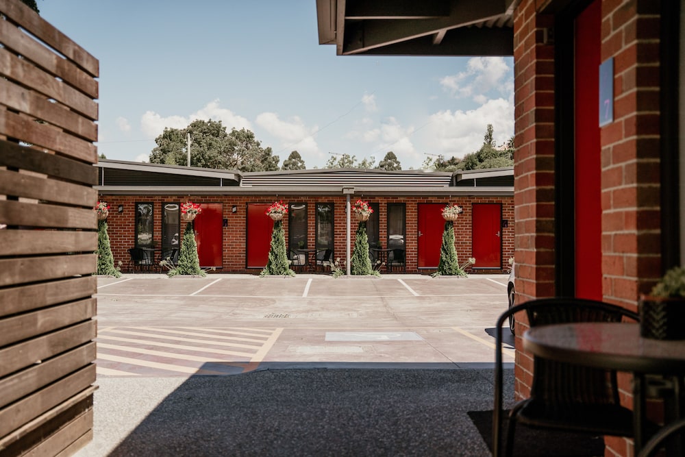 Farmers Arms Art Motel 41/44