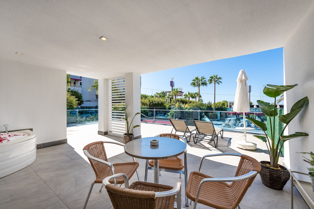 White City Beach - Adults Only +16 38/45