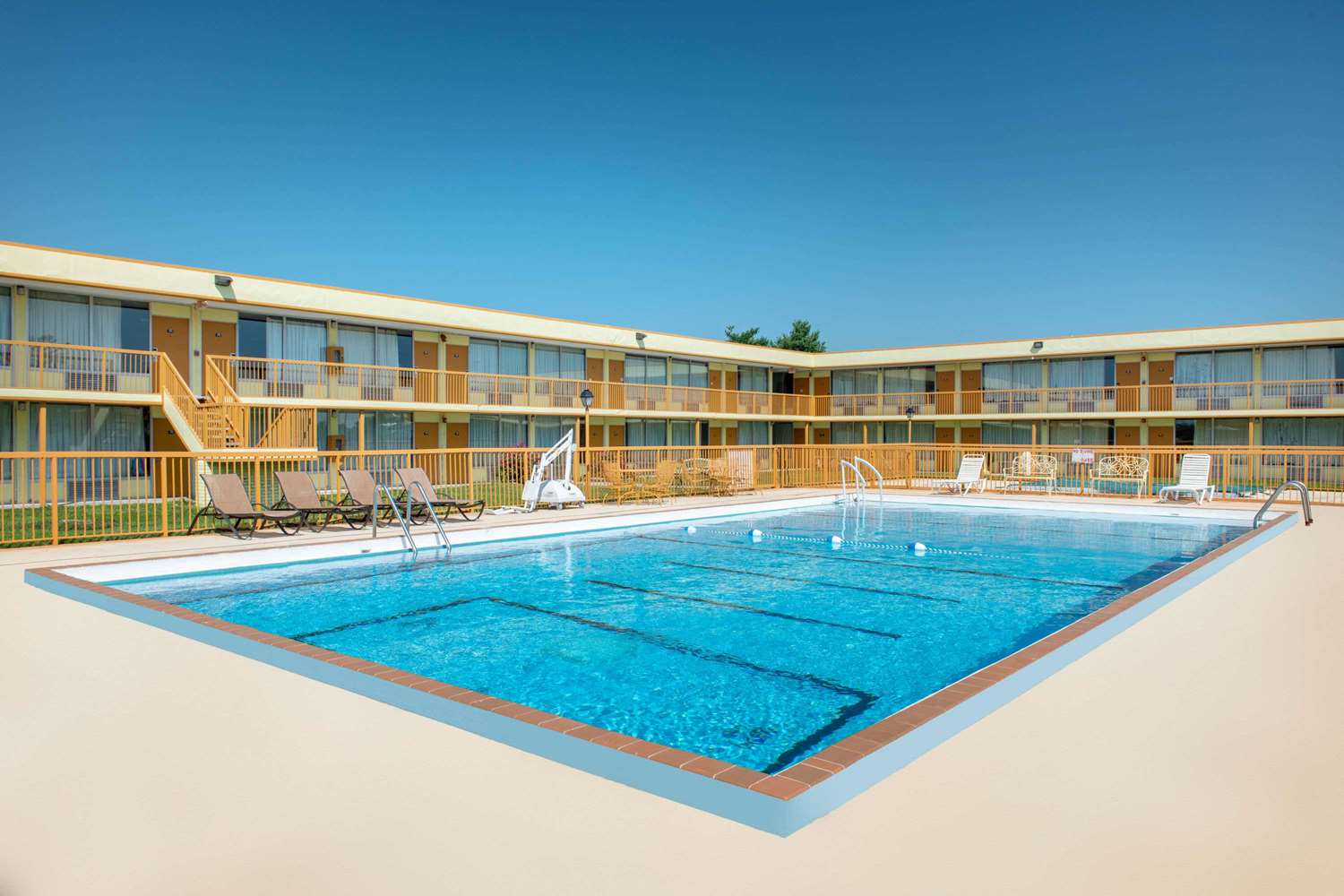 Days Inn by Wyndham Salem, Illinois 7/11