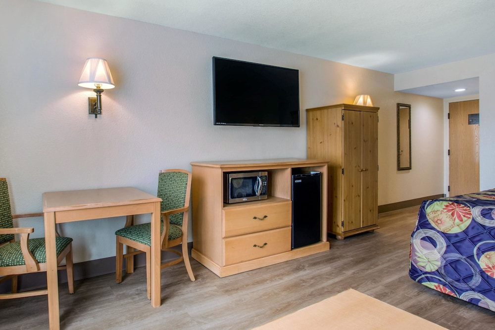 Rodeway Inn & Suites Near Outlet Mall - Asheville 27/30