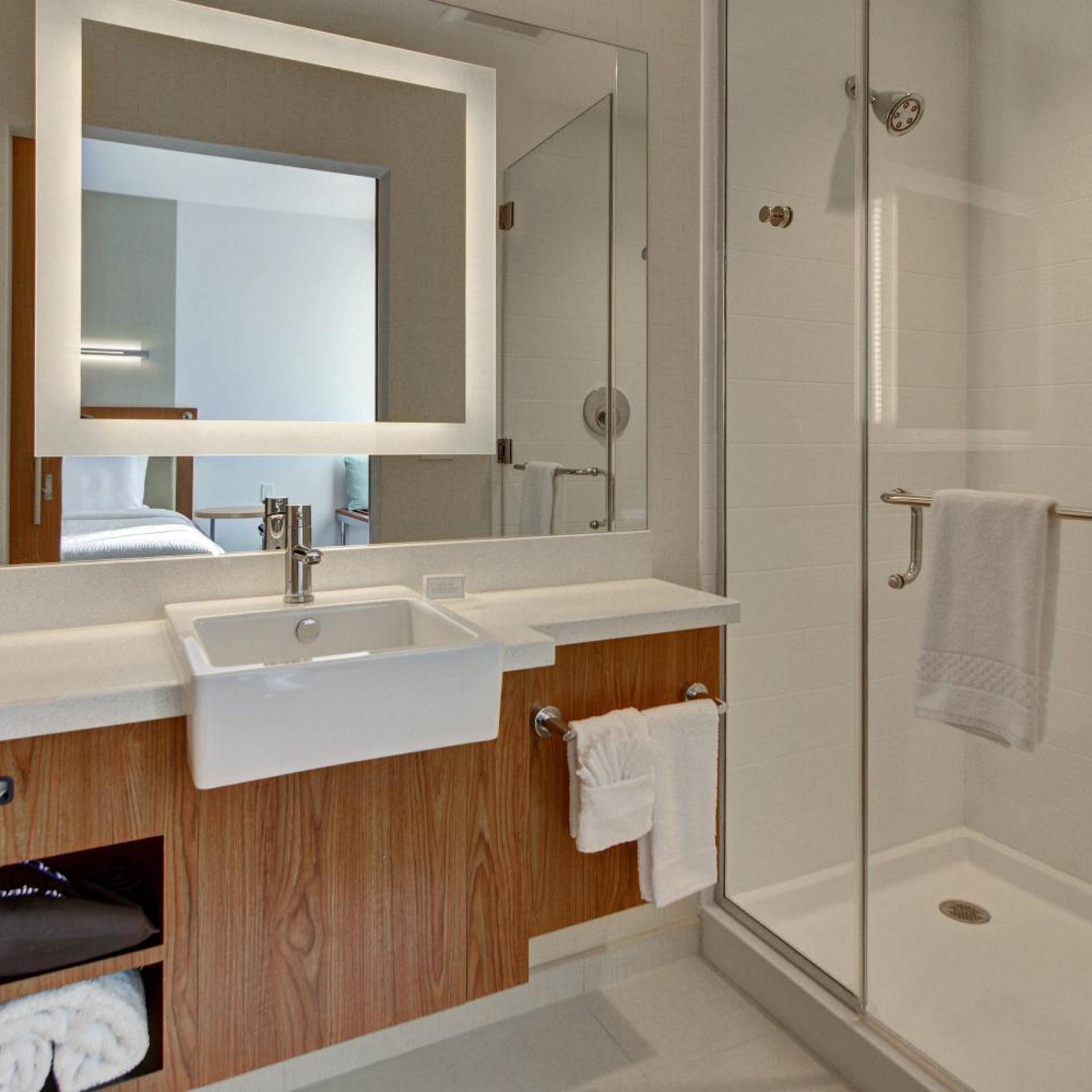 جناح بسريرين كوين مع سرير سحّاب إضافي مع أريكة بحوض استحمام لذوي الإعاقة، SPRINGHILL SUITES DALLAS PLANO/FRISCO 4/5