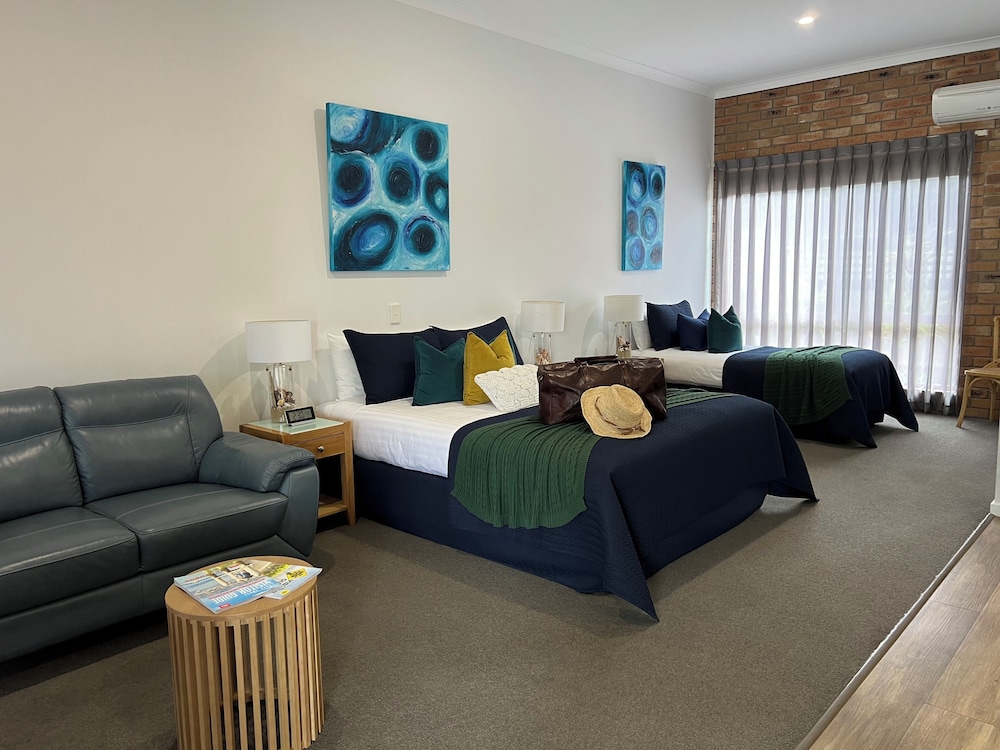 Coastal Waters Motor Inn 52/73