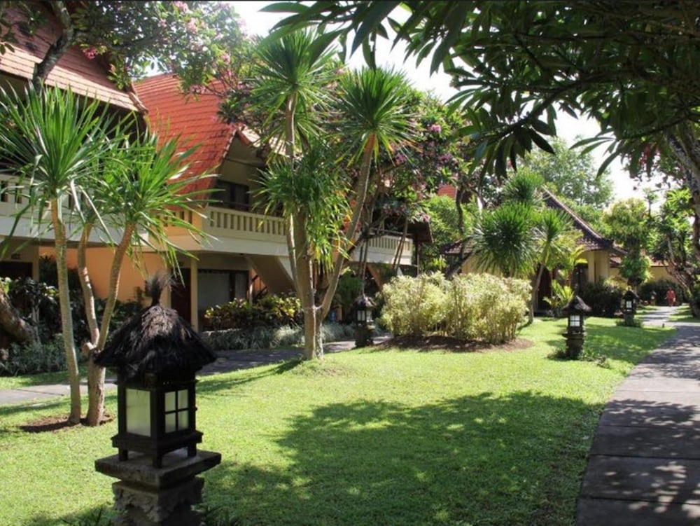 BESAKIH BEACH HOTEL 3/67