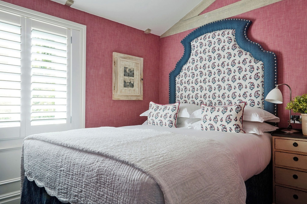 ROOM, QUEEN BED