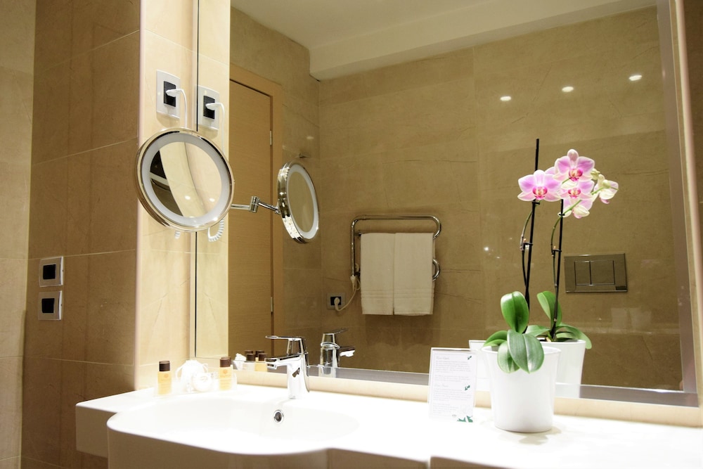 DELUXE, DOUBLE OR TWIN BED, PARTIAL SEA VIEW, TERRACE