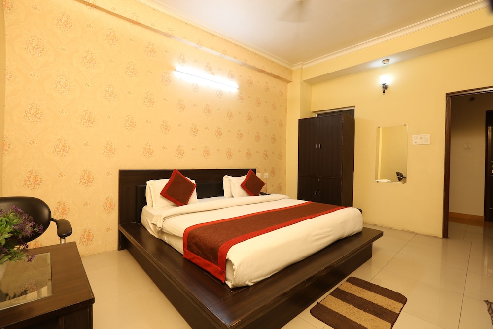 DELUXE, DOUBLE OR TWIN BED