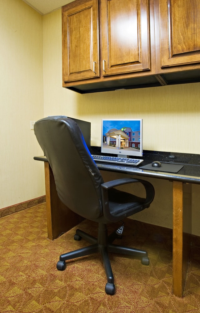Holiday Inn Express Hotel & Suites Sweetwater 43/47