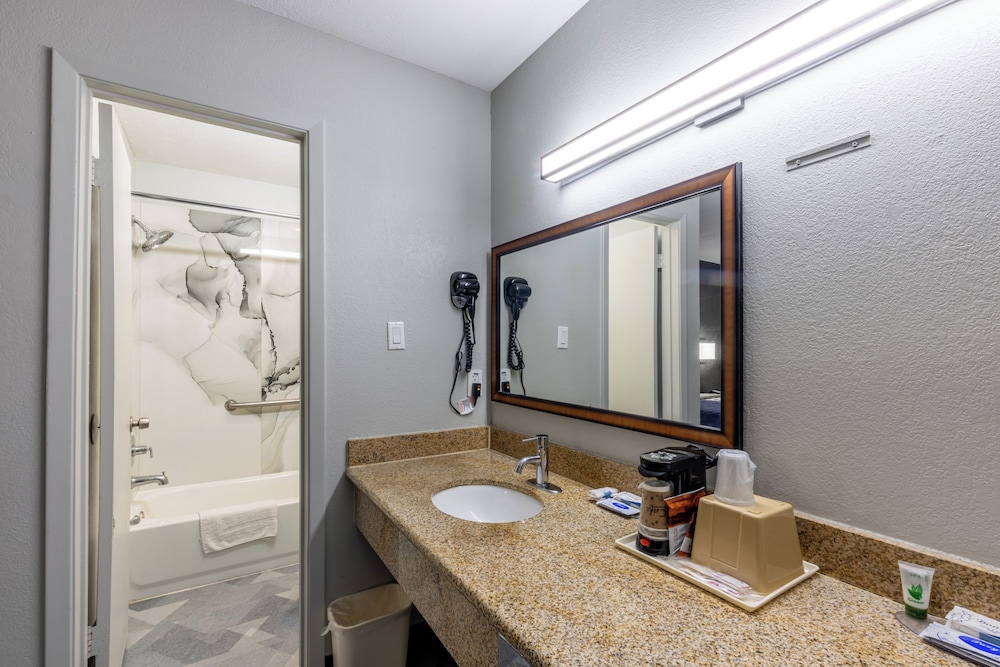 Freer Executive Inn and Studios by OYO 38/44