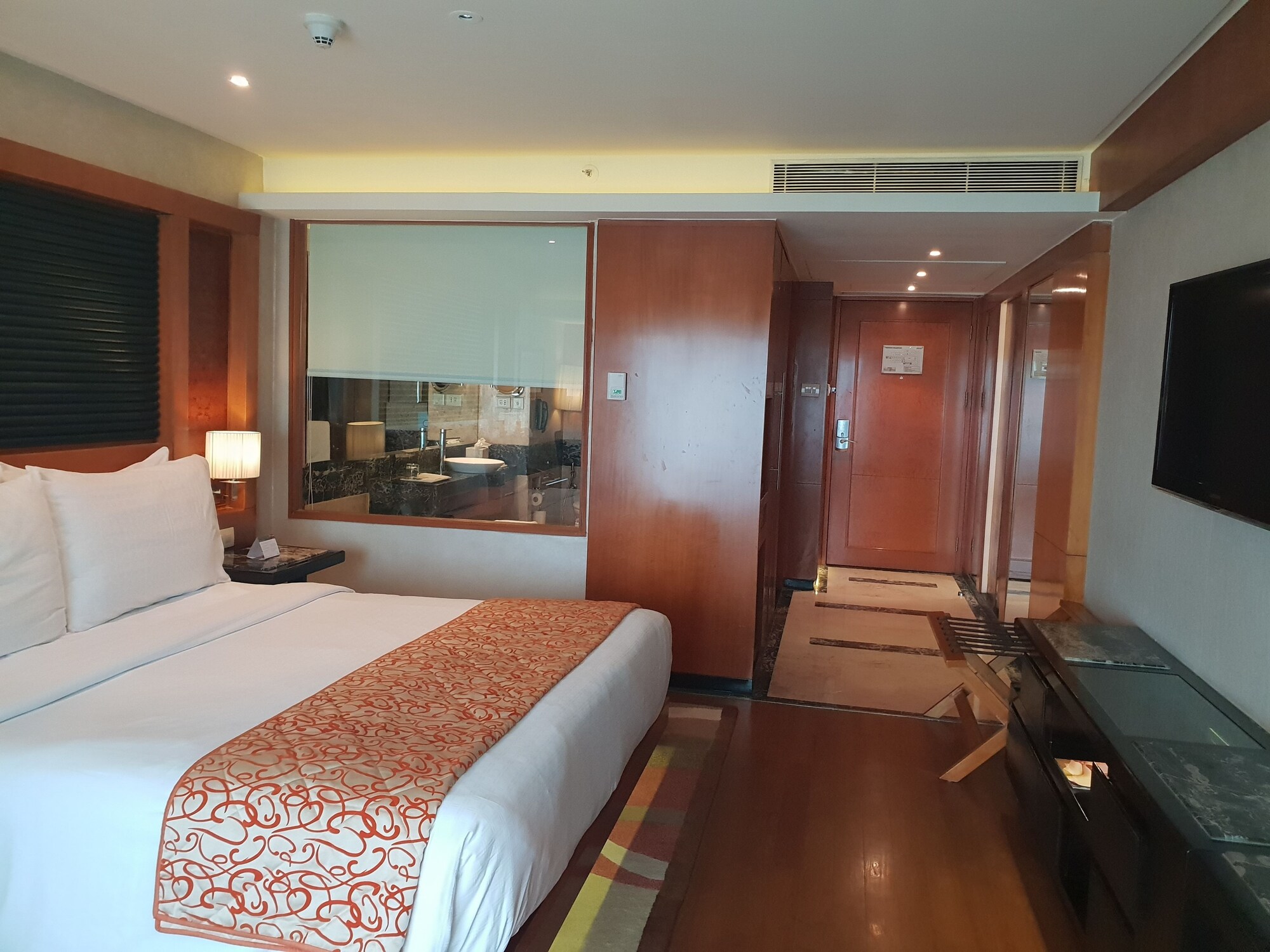 DELUXE, KING BED