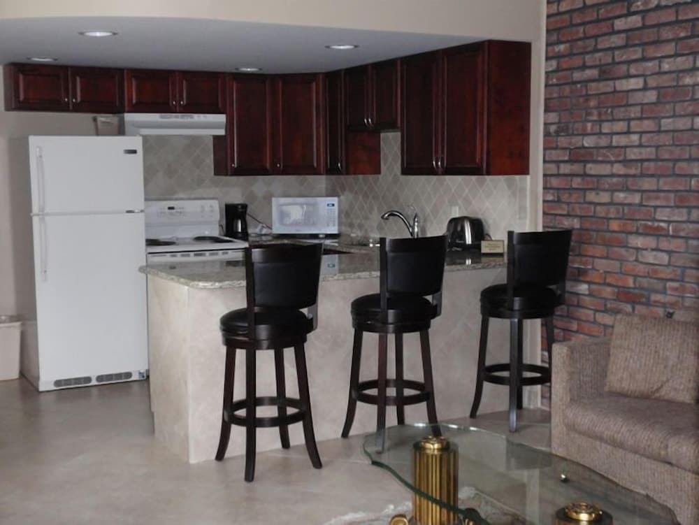Chalet Inn & Suites Centerport 36/45