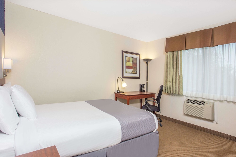 Baymont by Wyndham Dubuque 6/23