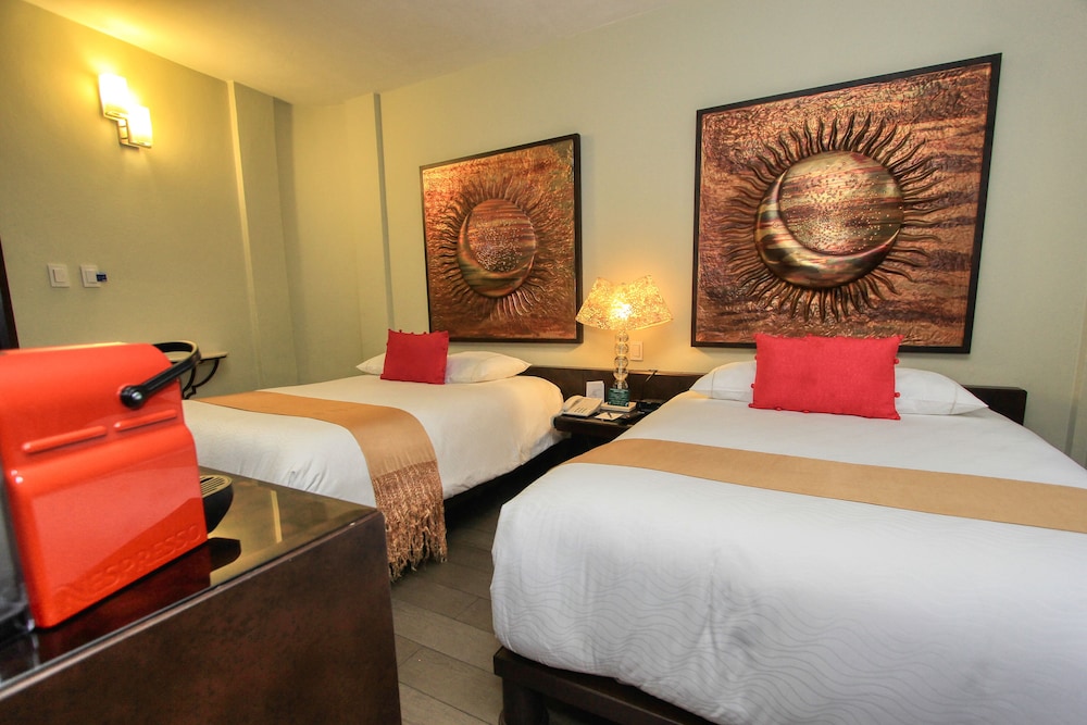 Plaza Gallery Hotel & Boutique 30/70