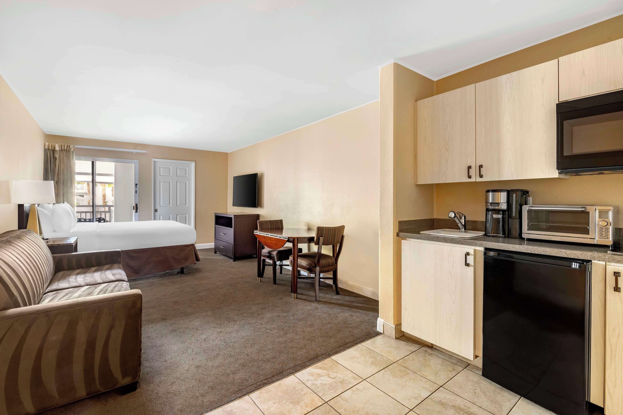 ROOM, QUEEN BED, KITCHENETTE
