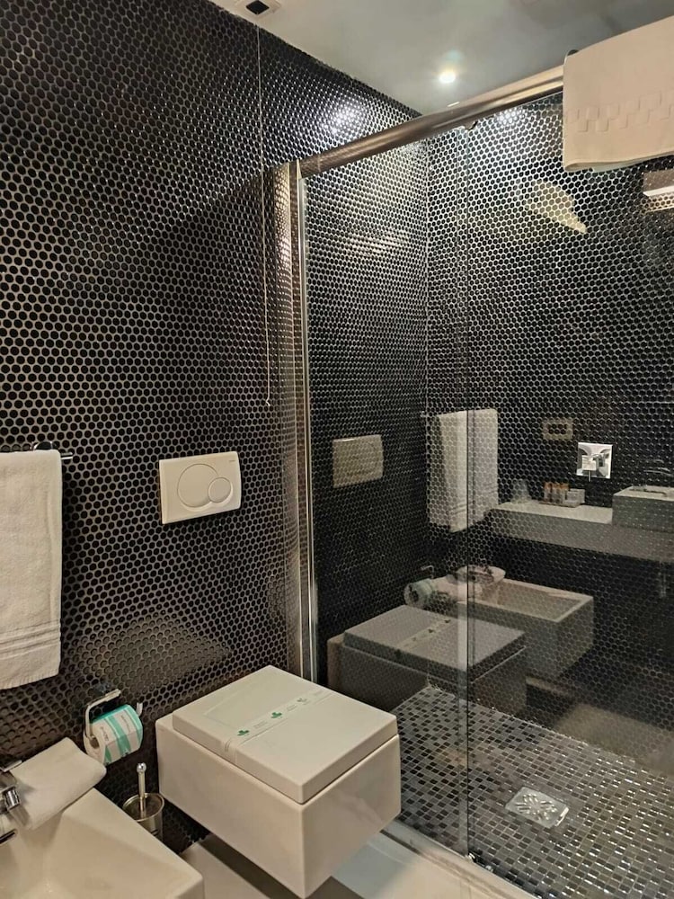 NAVONA SUITES 46/52