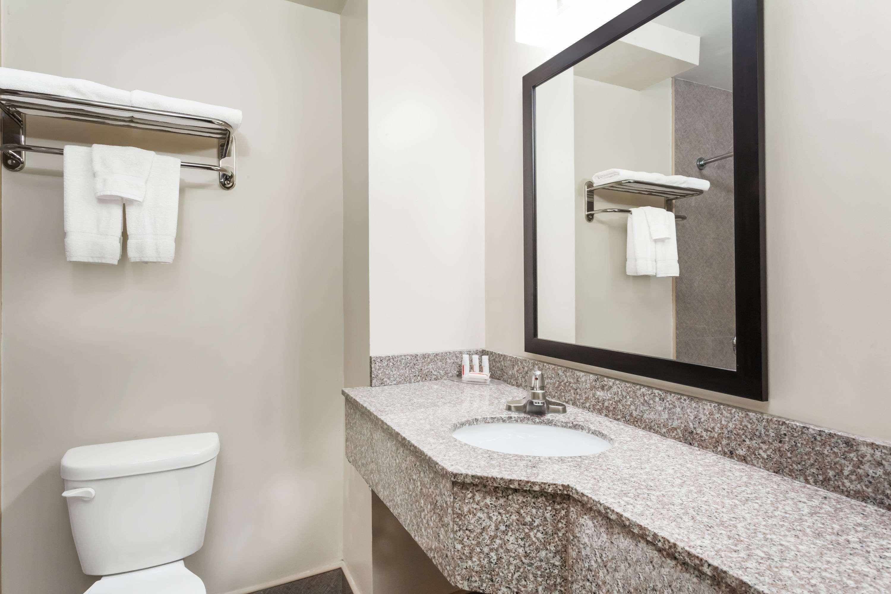Days Inn & Suites by Wyndham Jamaica JFK Airport 18/20