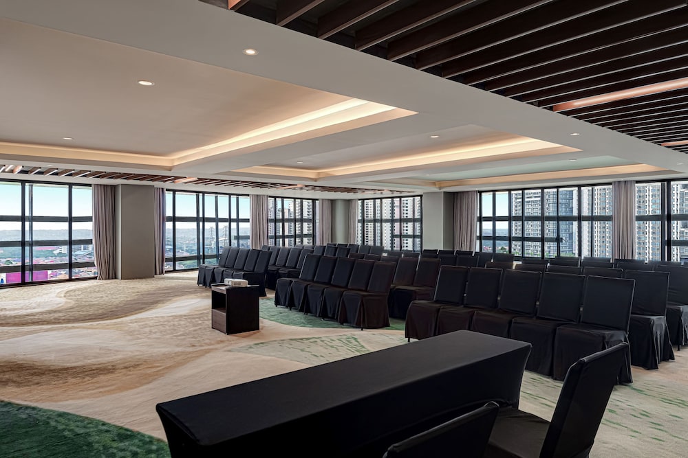 Whiz Luxe Hotel Spazio Surabaya 17/29