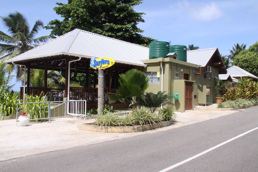 SURFERS SELF CATERING CHALETS photo2