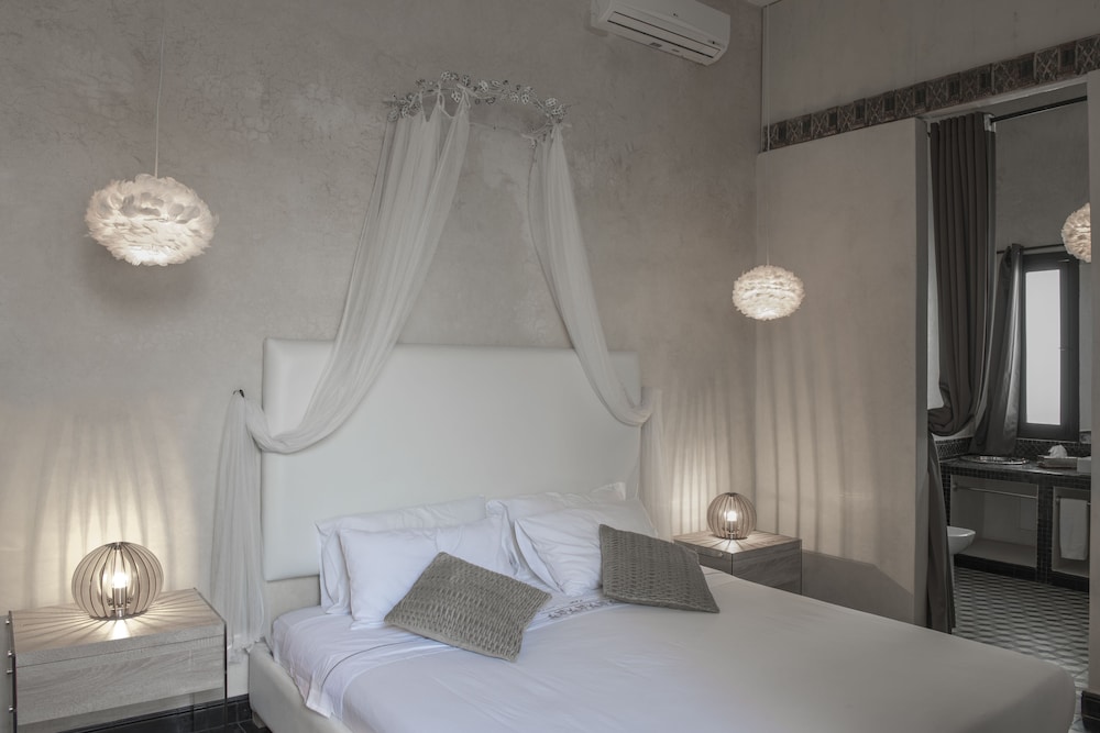 Standard, Queen Bed