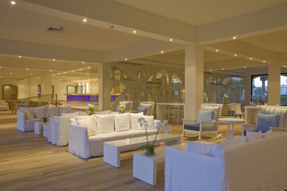 Sandy Beach Hotel & Spa 37/66