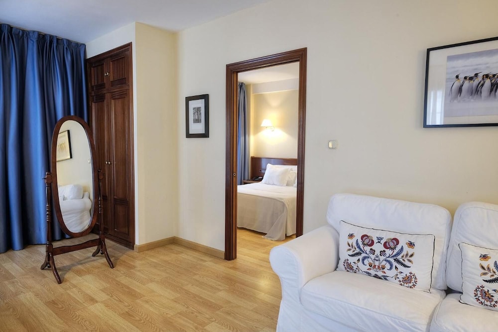 Arias Hotel 12/38