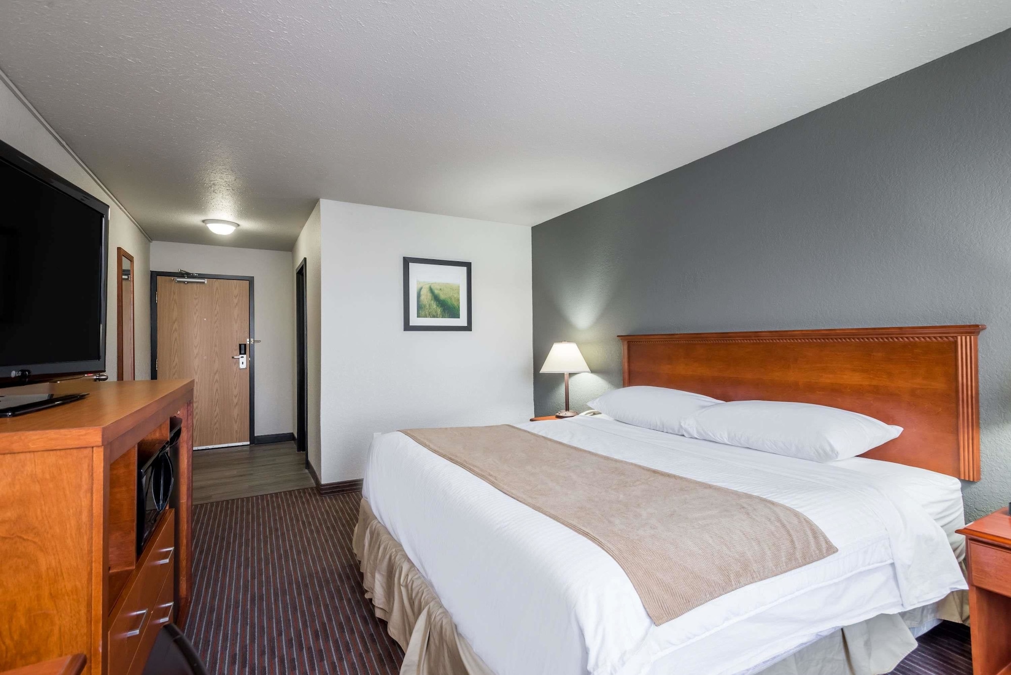 Suite, Queen Bed, Kitchen, Exterior Entrance