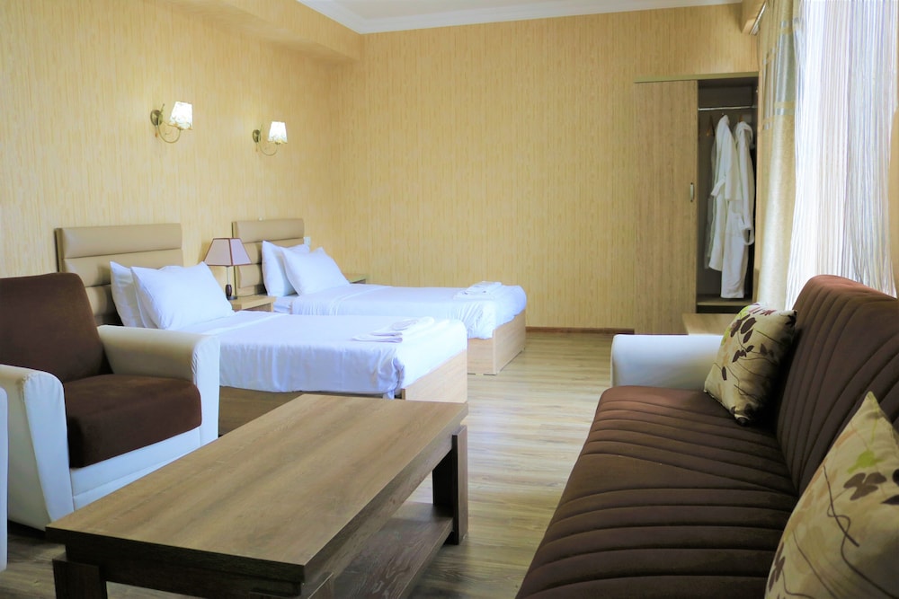 L PLAZA HOTEL 17/63
