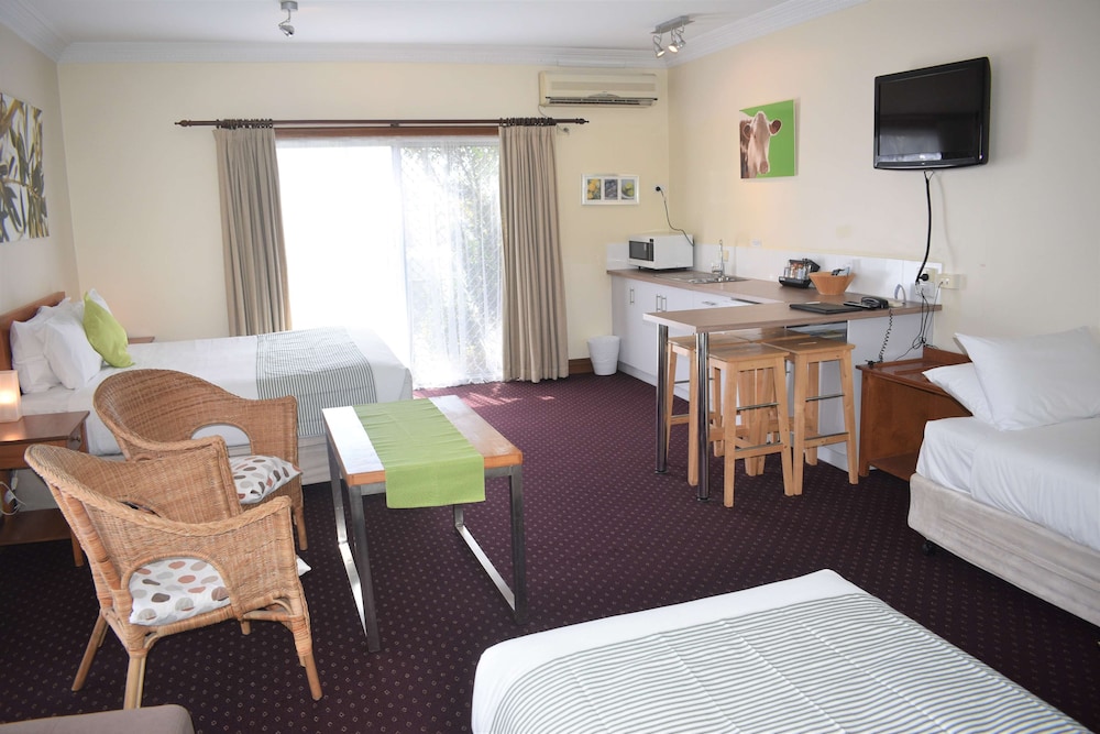 The Henry Parkes Tenterfield Ex Best Western 38/46
