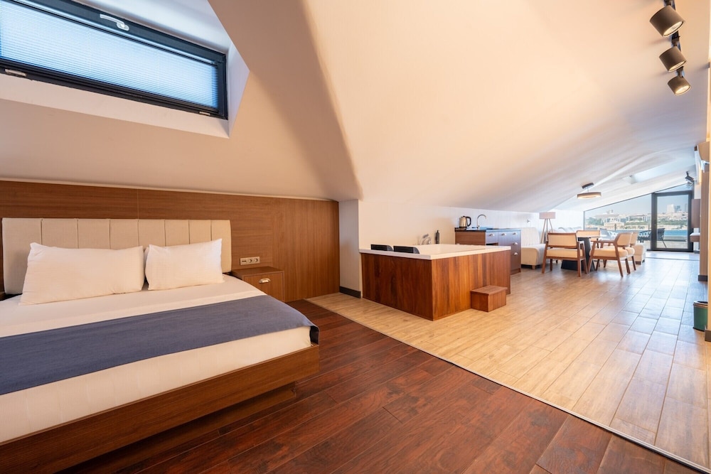 216 Bosphorus Suite 16/50