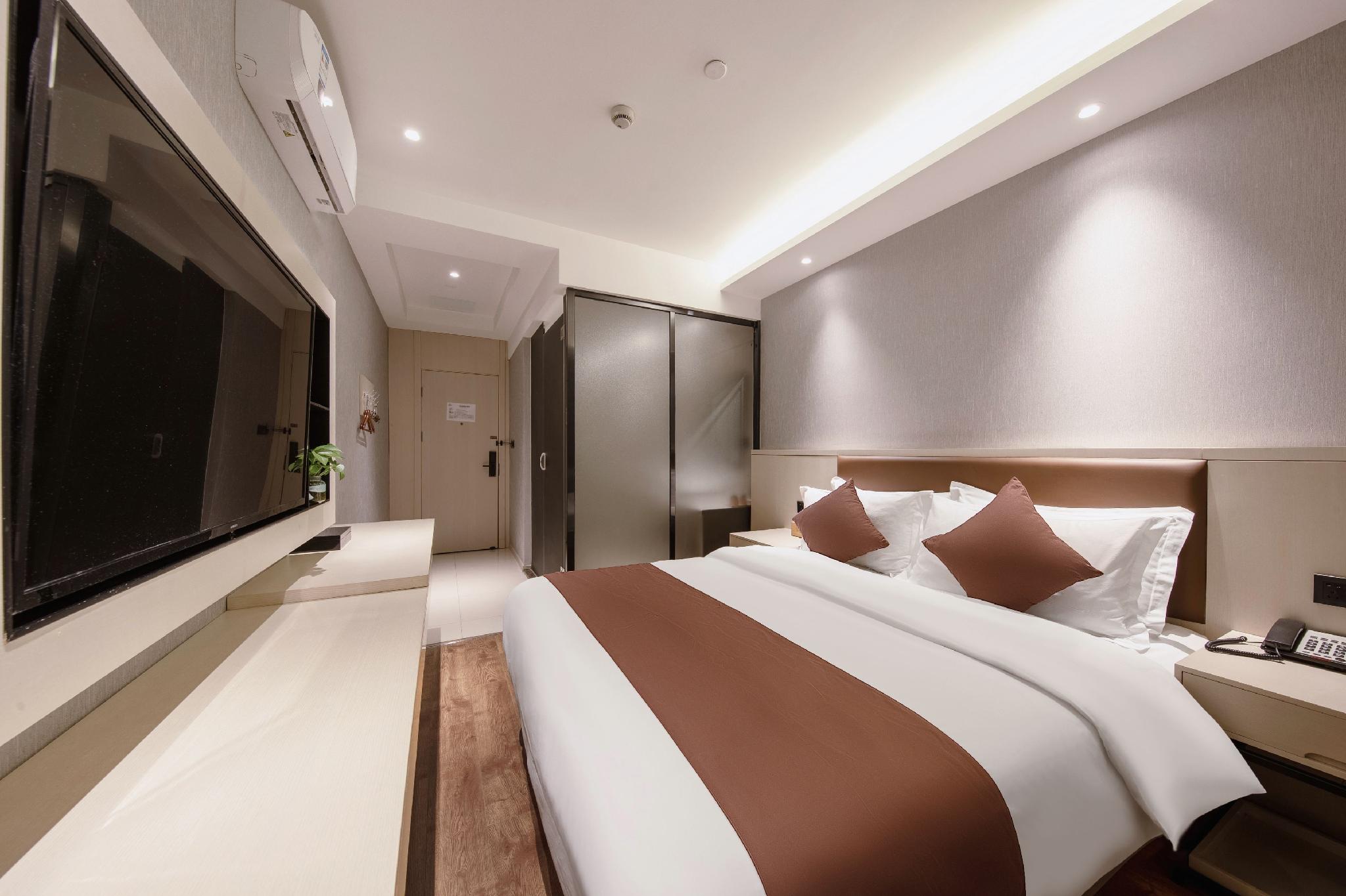 ROOM, DOUBLE BED, NO WINDOW