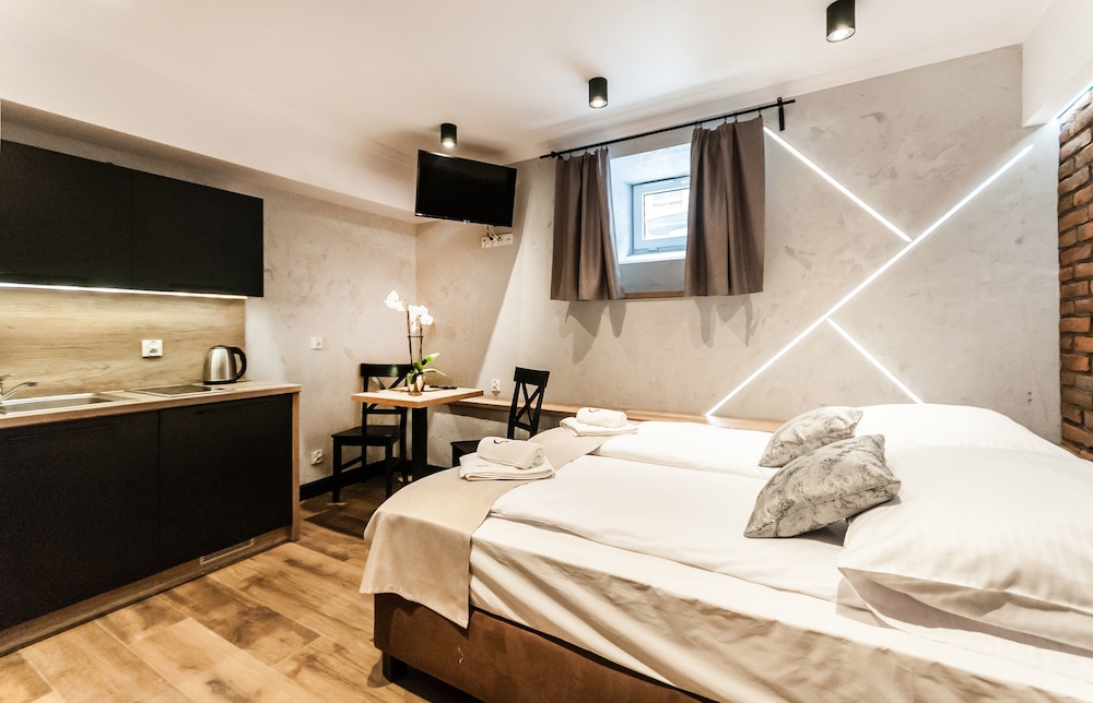 COMFORT, STUDIO, SUITE, QUEEN BED, KITCHENETTE