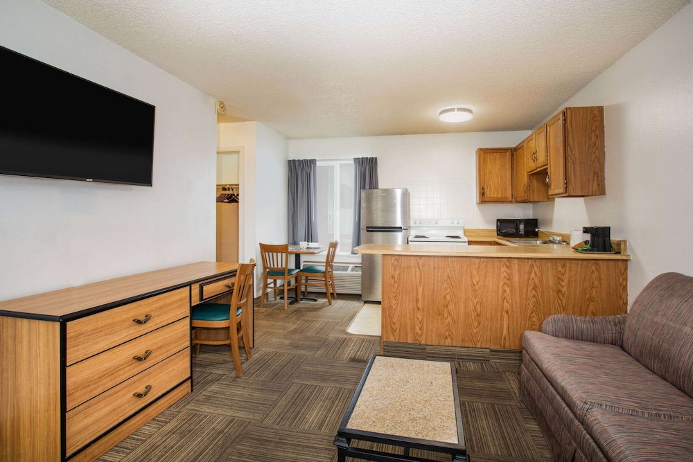 Travelodge by Wyndham Colorado Springs Airport/Peterson AFB 11/44