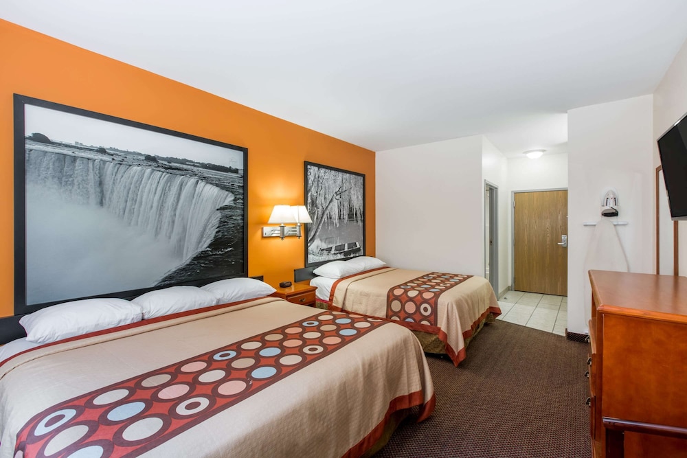 Super 8 By Wyndham Salina 5/20