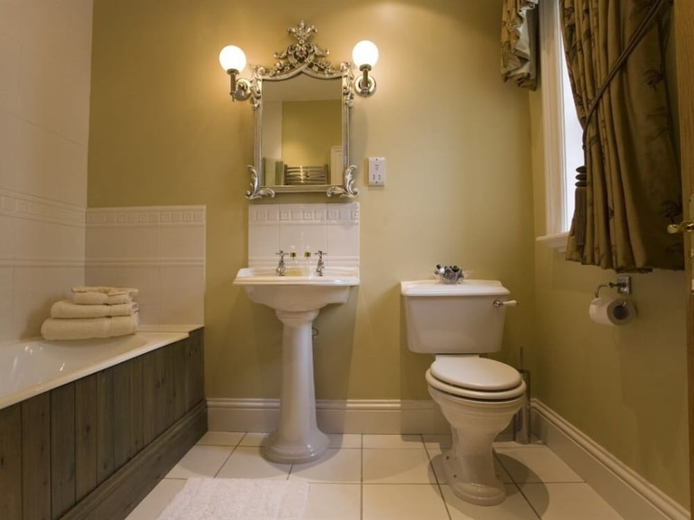 West Longridge Manor B&B 16/17