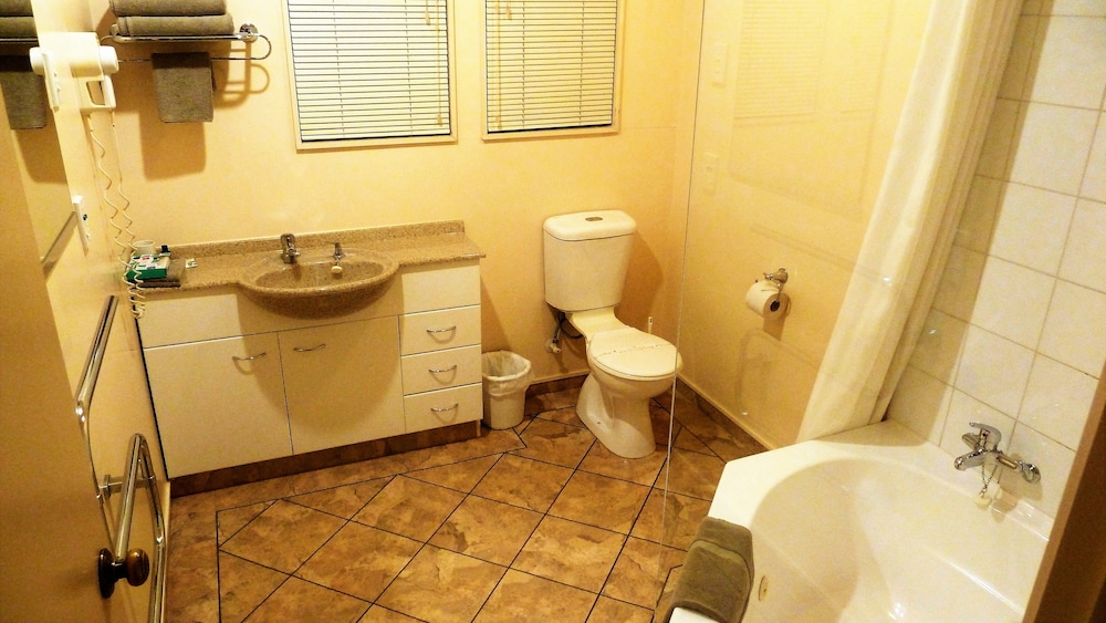Tudor Lodge Motel 29/75