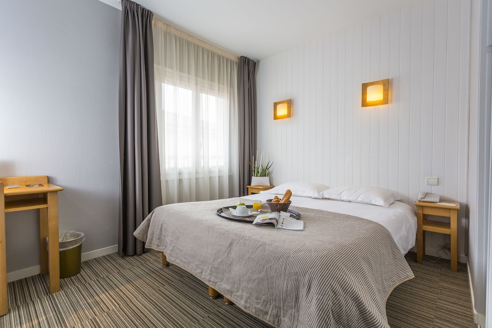HÔTEL LE RELAIS 16/50