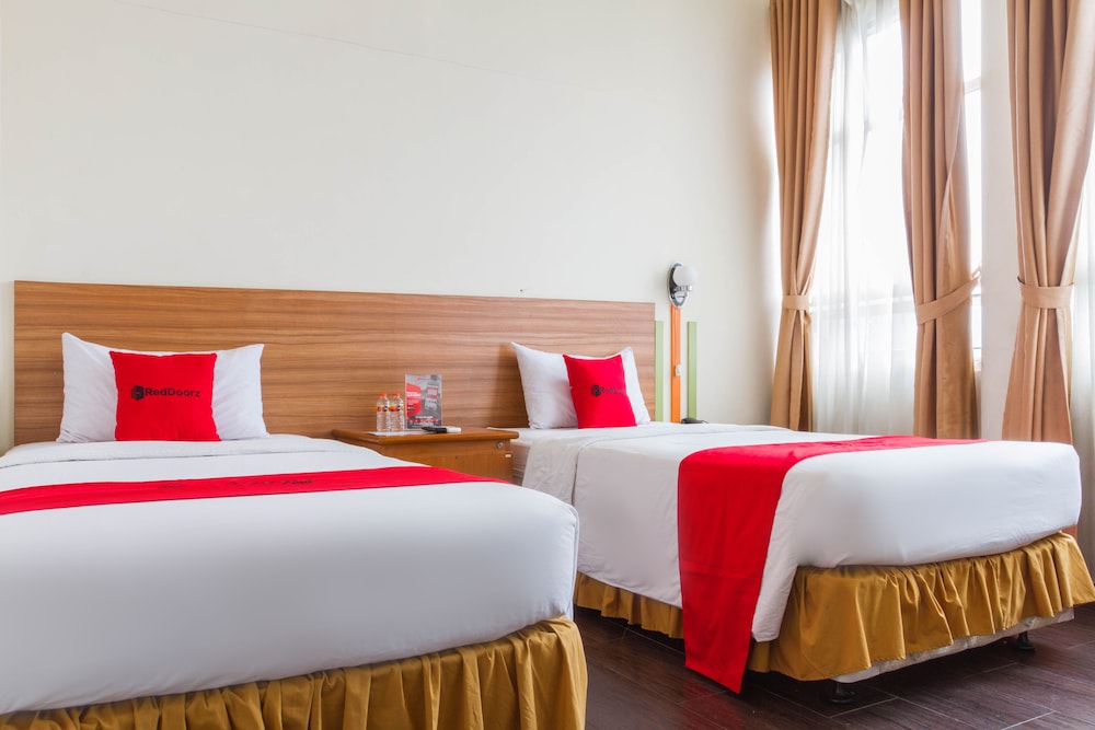 RedDoorz Plus @ Surapati 2 5/28