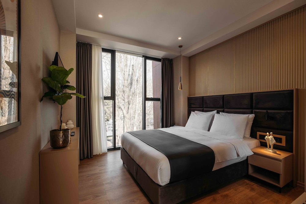 BUSINESS, DOUBLE BED