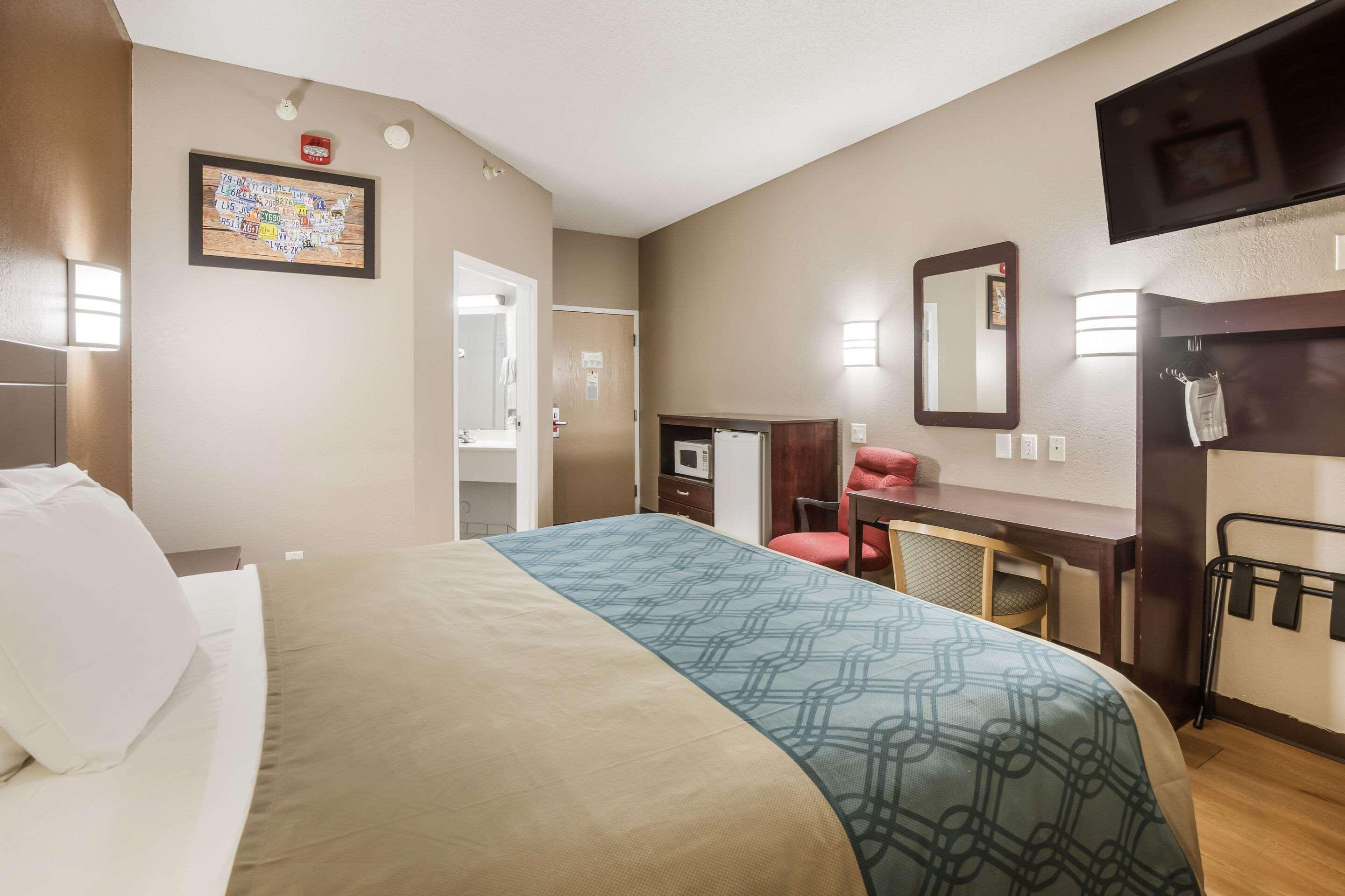 Room, King Bed, Smoking, Econo Lodge Morristown West 5/7