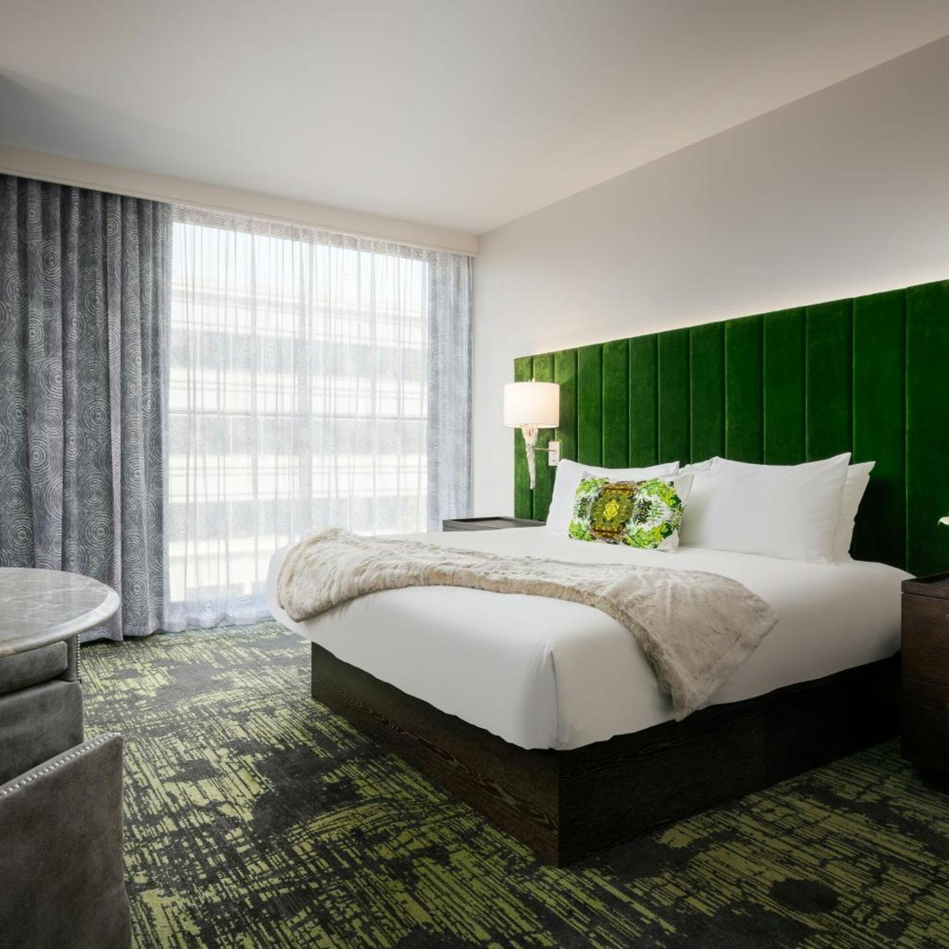 Standard, King Bed, City View