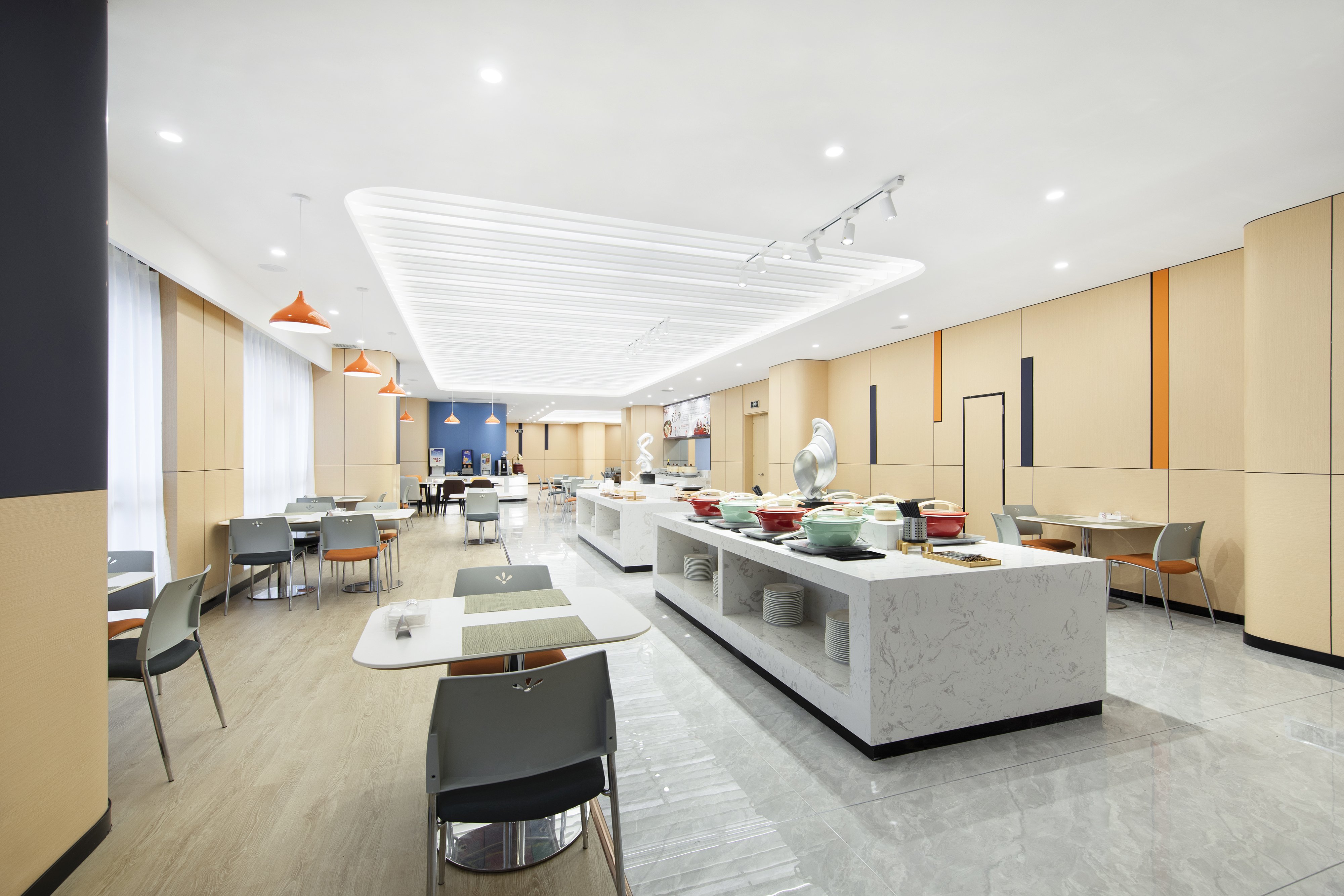 Holiday Inn Express Chongqing Guanyinqiao 24/32