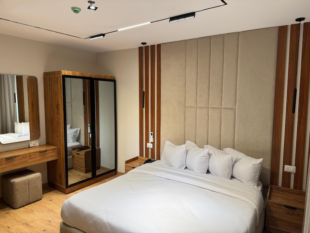 Classic, Suite, King Bed, Partial Pyramids View, City View, Terrace