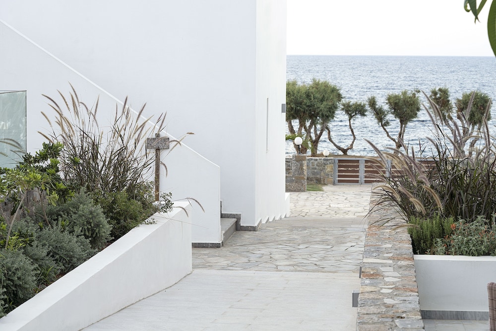 Maritimo Beach Hotel 60/65