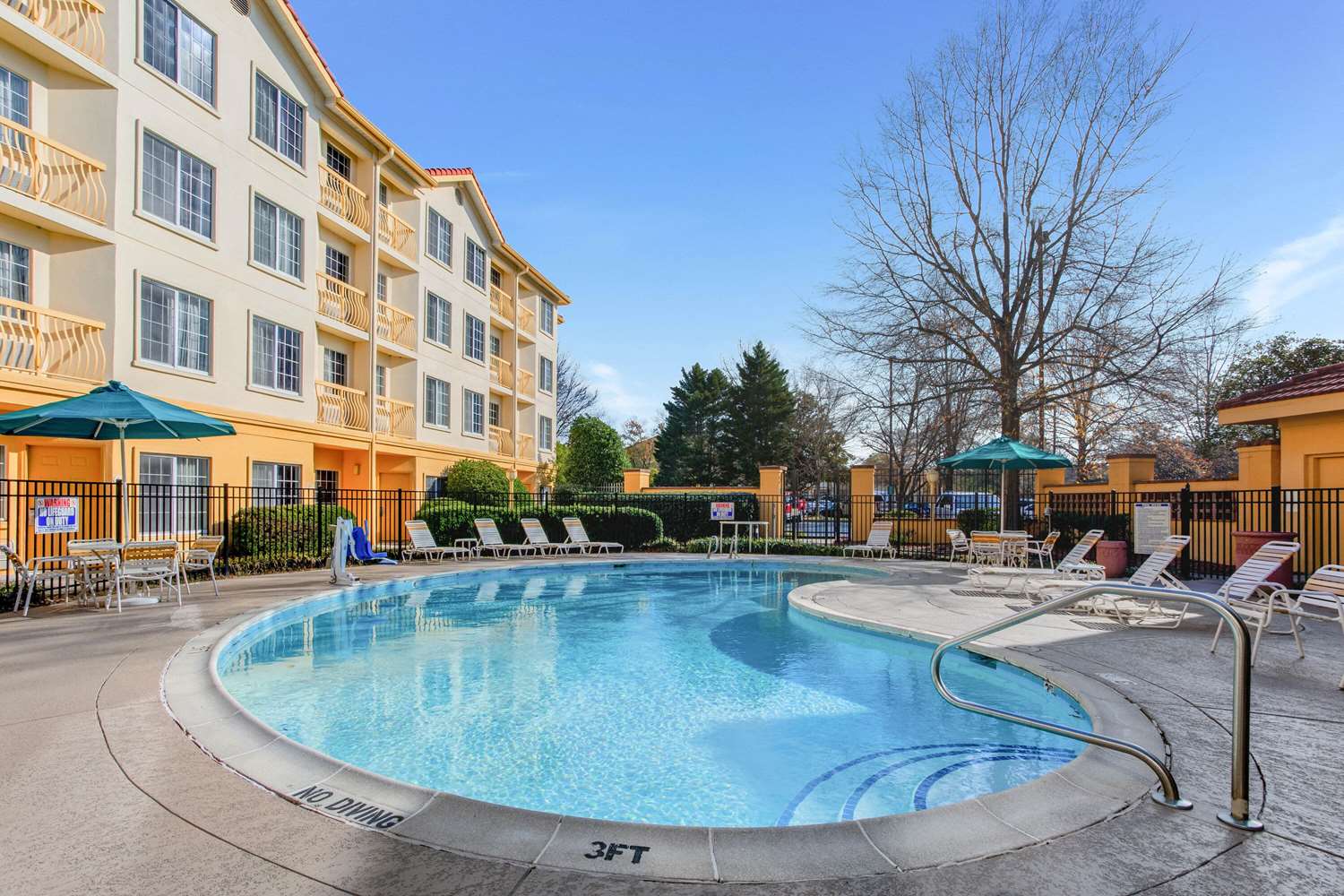 La Quinta Inn & Suites by Wyndham Raleigh Durham Airport 3/25