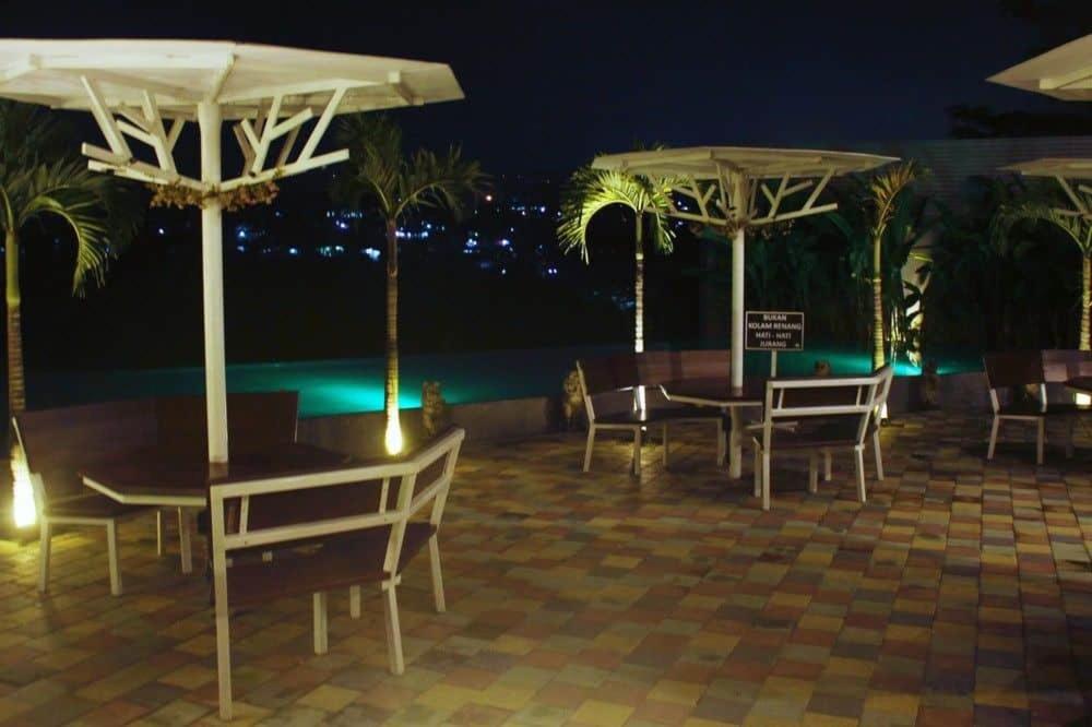 Moscato Hotel and Cafe 33/39