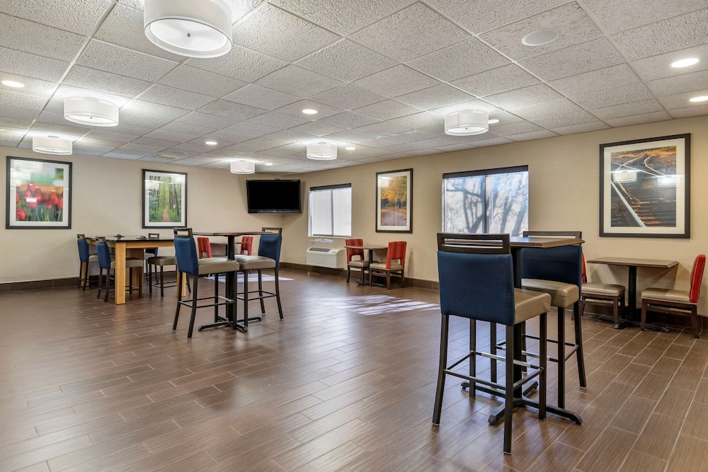 COMFORT INN AND SUITES PAW PAW — 8